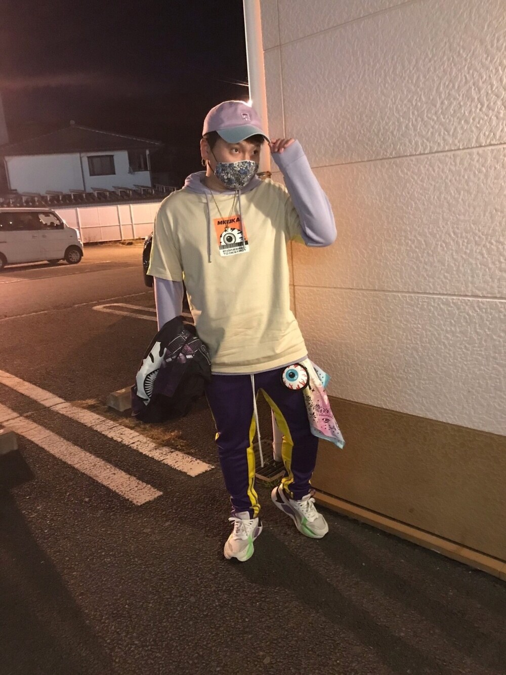 「パーカー、Tシャツ、キャップ、ラインパンツ、スニーカー、重ね着、バンダナ」｜「MISHKAの【MISHKA】キープウォッチプリント 切替バックプリントT 半袖Tシャツ（Tシャツ/カットソー、ベージュ系）」を使った、小林一寿さん（メンズ・165cm）の冬コーディネートの1枚目の写真