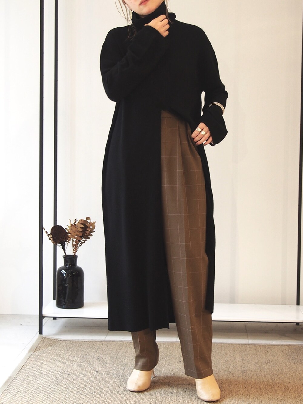 「ニットワンピース、ニットコーデ、ブラック、カーキ、チェックパンツ、ウィンドウペン、BRACTMENT、green label relaxing、PHILIPPE AUDIBERT」｜「BRACTMENTの『BRACTMENT(ブラクトメント)』 BM W 2WAY ハイネック ワンピース（ワンピース、ブラック系）」を使った、uchimura.さん（レディース・158cm）の秋コーディネートの1枚目の写真