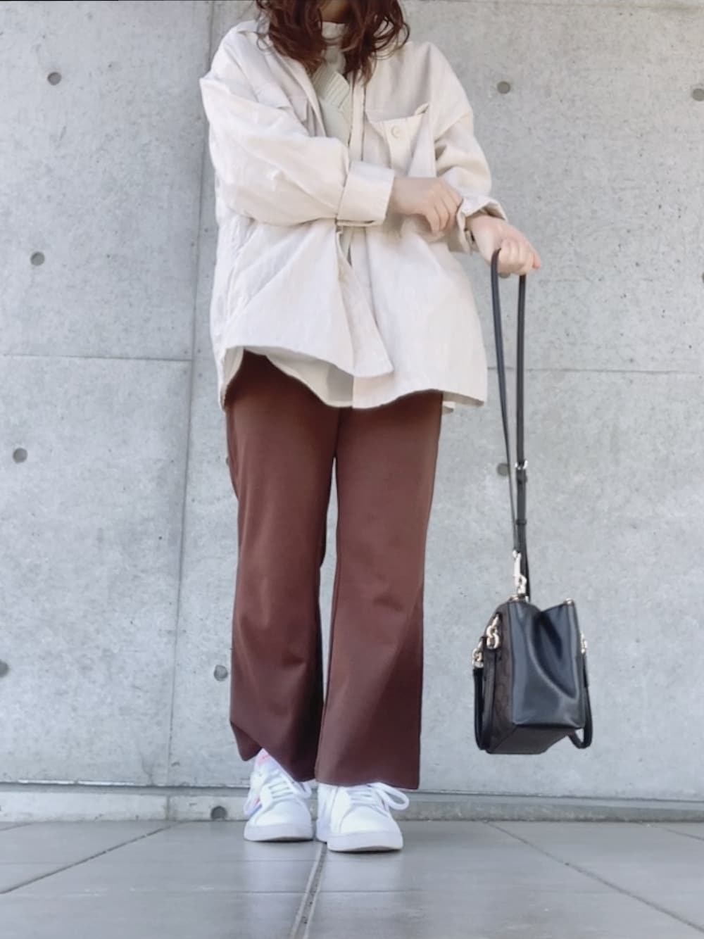 「オトナ女子、シンプルコーデ、きれいめカジュアル、春カラースタイル、休日スタイル、春アウター、カジュアル、プチプラ、スニーカー」｜「adidasのグランド コート ベース [Grand Court Base Shoes] アディダス（スニーカー、ホワイト系）」を使った、のちすけ🐸さん（レディース・163cm）の春コーディネートの1枚目の写真