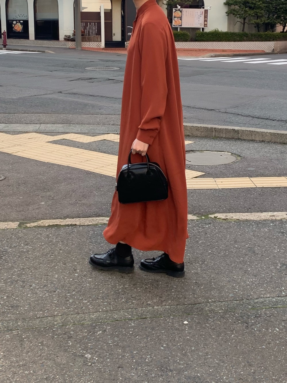 「graphpaper、COMME des GARCONS、Paraboot」｜「COMME des GARCONSのアイテム（ハンドバッグ、ブラック系）」を使った、ayaさん（レディース・161cm）の春コーディネートの1枚目の写真