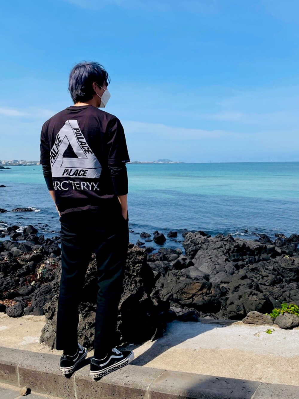 「シンプルコーデ、お洒落さんとつながりたい、Tシャツ、黒Tシャツ」｜「PALACEのアイテム（Tシャツ/カットソー、ブラック系）」を使った、Vin-kunさん（メンズ・172cm）の春コーディネートの1枚目の写真