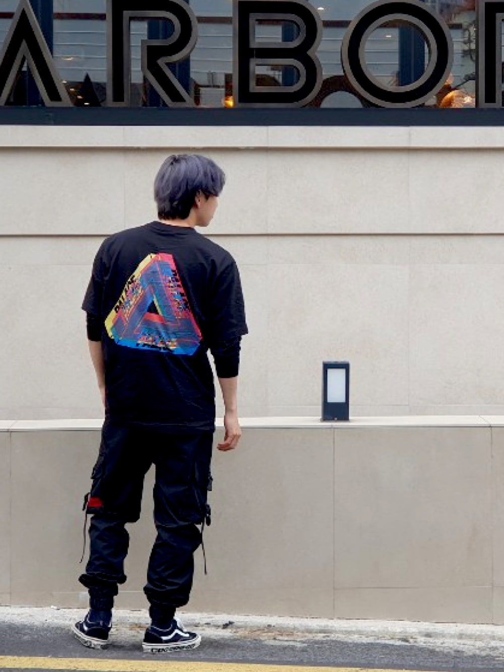 「お洒落さんとつながりたい、スニーカー、ストリートコーデ、ootd」｜「PALACEのアイテム（Tシャツ/カットソー、ブラック系）」を使った、Vin-kunさん（メンズ・172cm）の春コーディネートの1枚目の写真