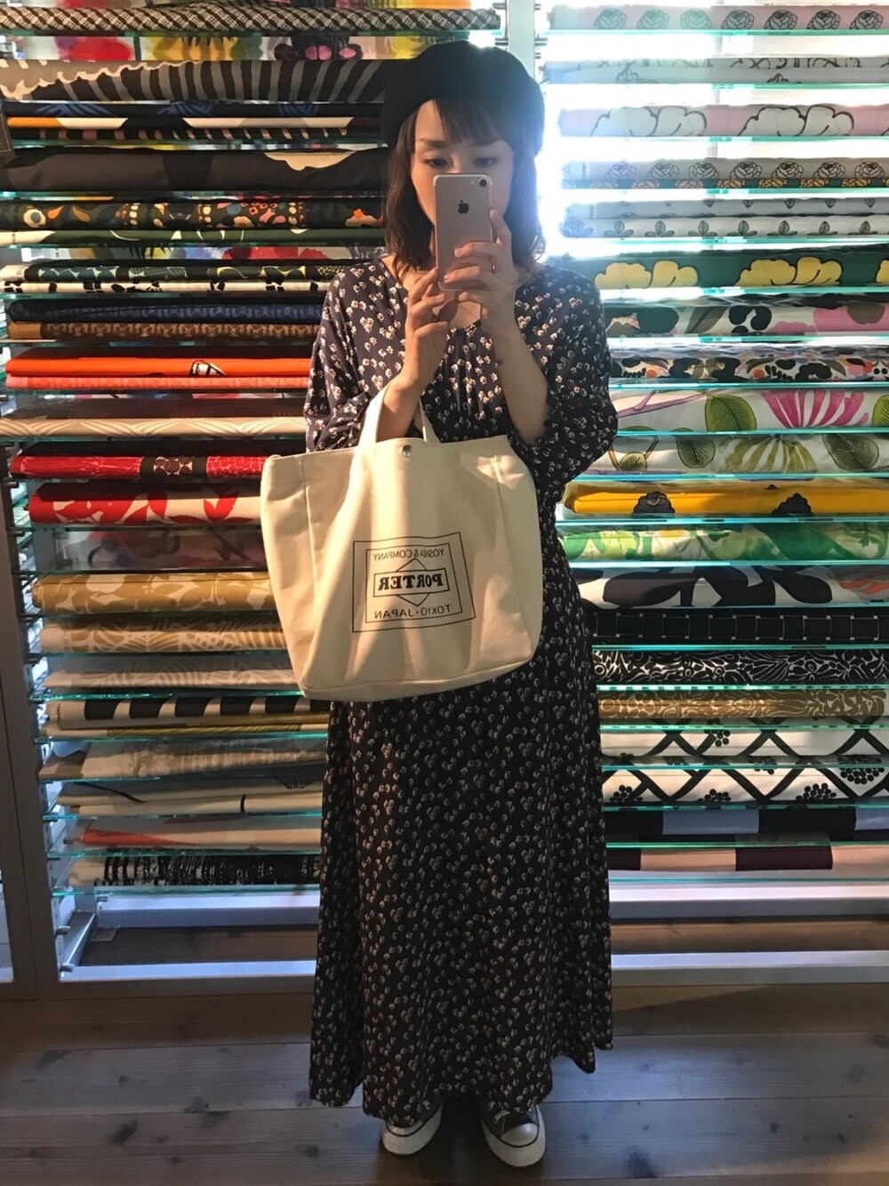 「Kastaneの花柄マキシワンピース（ワンピース、ブルー系）」を使った、YUKKOさん（レディース・158cm）の夏コーディネートの1枚目の写真