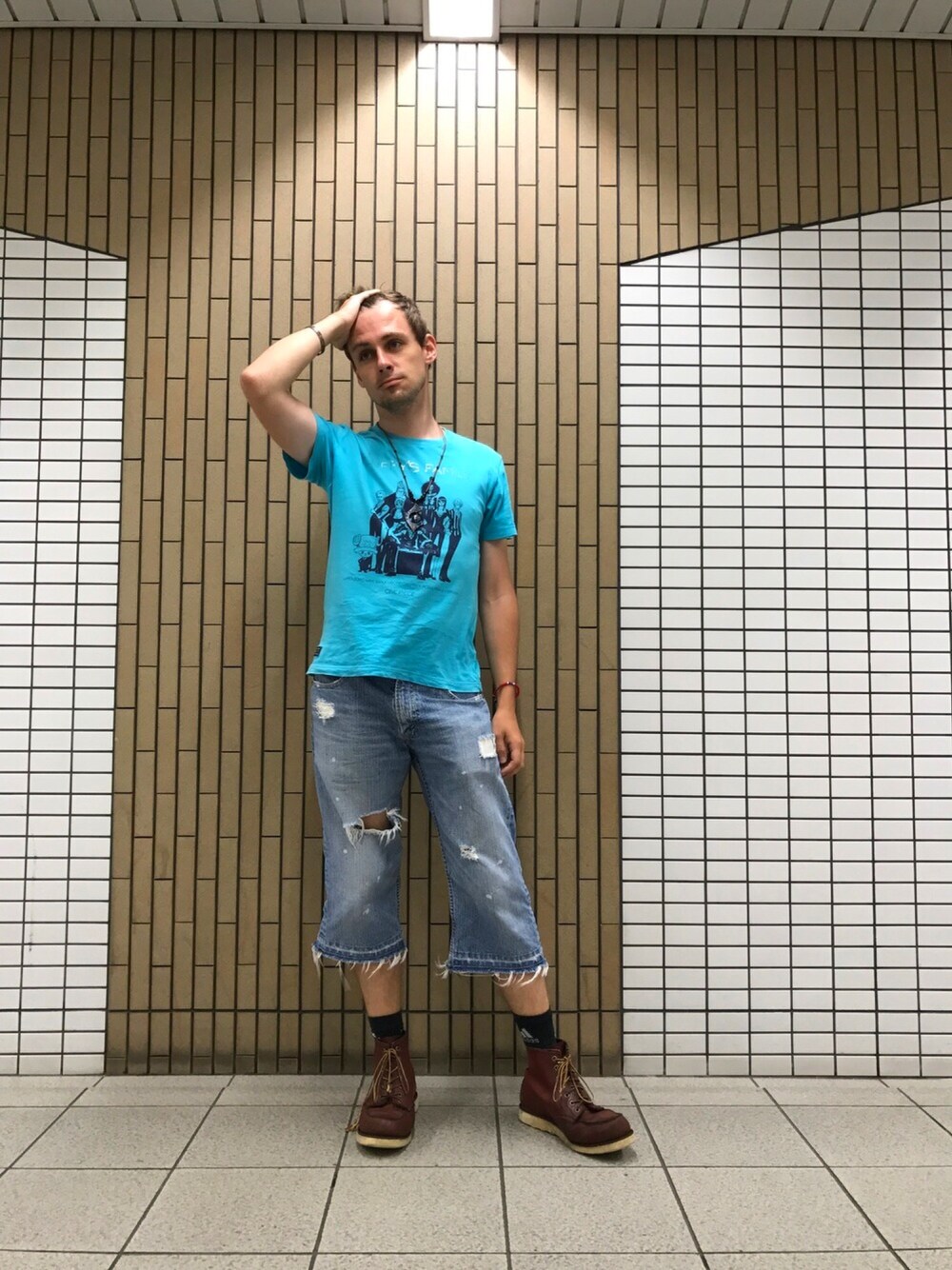 「雨の日コーデ、ターコイズブルー、ONE PIECE、ブレスレット、ハーフパンツ、ダメージデニムパンツ、ペイント、ワークブーツ」｜「Hawkinsのアイテム（ブーツ、ブラウン系）」を使った、塔弁さん（メンズ・172cm）の夏コーディネートの1枚目の写真