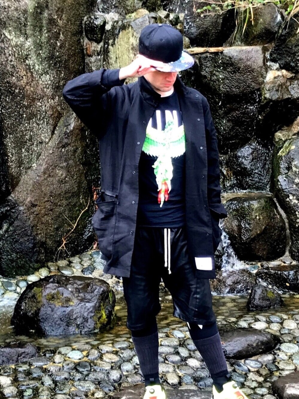 「ストリート、スナップバック、プリントT、コーチジャケット、レギンス×ショートパンツ、ポンプフューリー、ZARA、Y-3、Danke schon、reebok」｜「Reebokのポンプフューリー ウルトラニット（スニーカー、イエロー系）」を使った、塔弁さん（メンズ・172cm）の春コーディネートの1枚目の写真