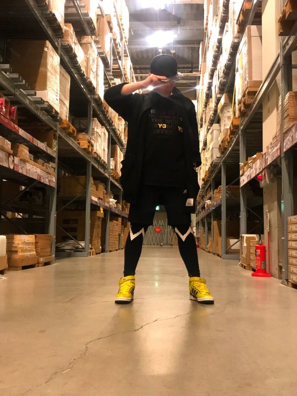 ブラック系のTシャツ/カットソー、ブラック系のブルゾン、ブラック系のパンツを着用したメンズの夏コーディネートの1枚目の写真