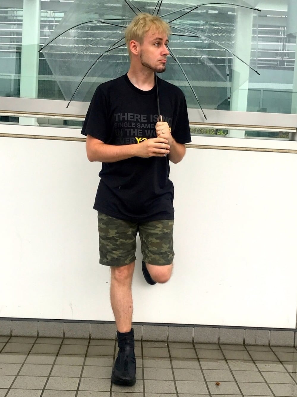 ブラック系のブーツ、グリーン系のチノパンツ、ブラック系のTシャツ/カットソーを着用したメンズの秋コーディネートの1枚目の写真