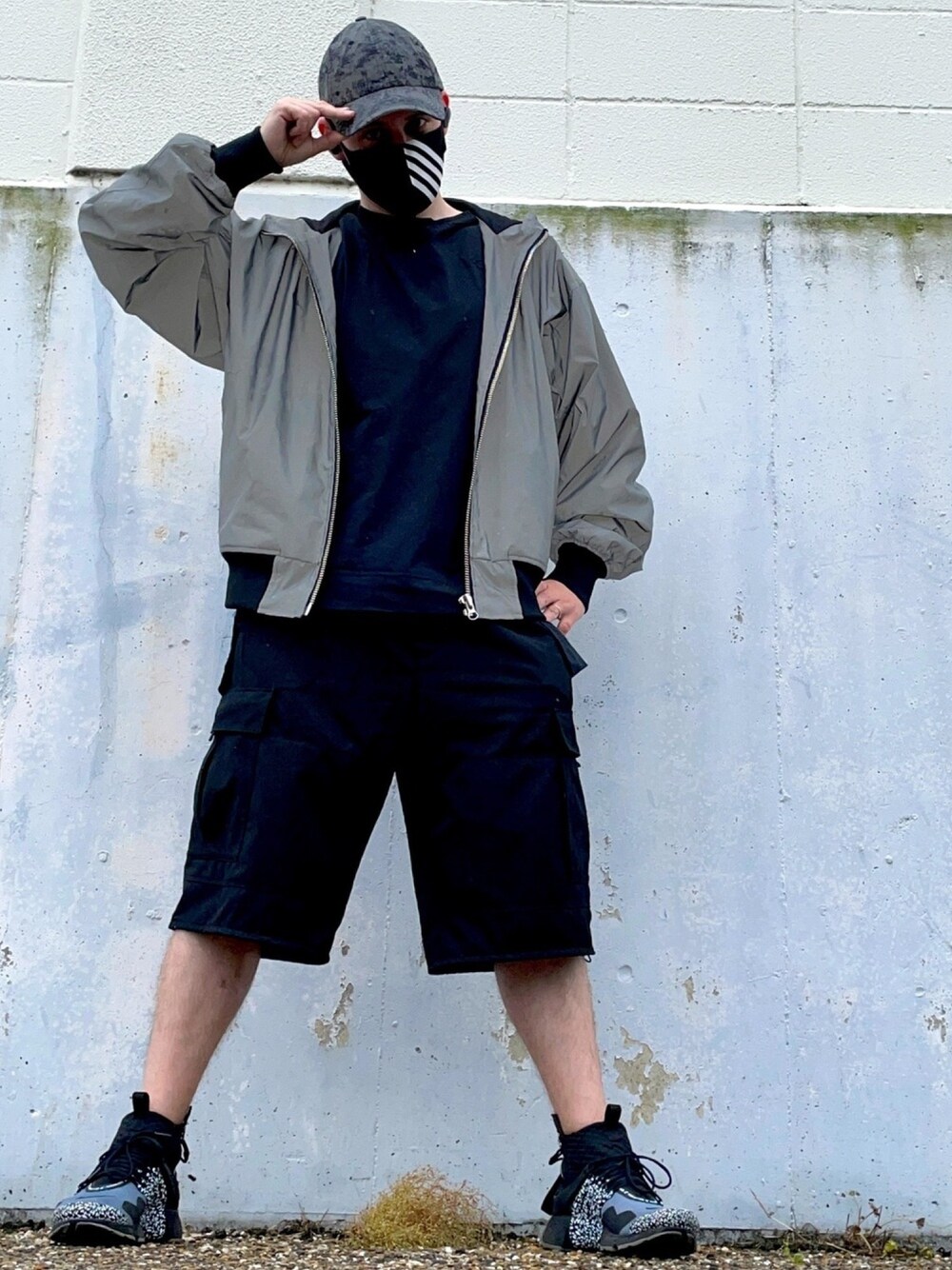 「ストリート、雨の日コーデ、モノトーン、ブラック×グレー、リフレクター、ハーフパンツ、これが私をアゲる服、Y-3、Danke schon、ACRONYM x Nike Air Presto」｜「Y-3のY-3 DISTRESSED REFLECTIVE CAP（キャップ、ブラック系）」を使った、塔弁さん（メンズ・172cm）の春コーディネートの1枚目の写真