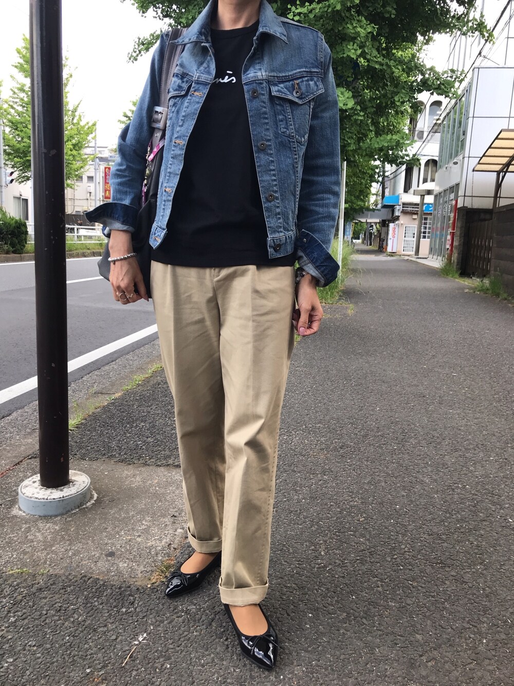 「シンプルコーデ、オトナカジュアル、大人コーデ、カジュアルコーデ、おしゃれさんと繋がりたい、Tシャツ、パンツスタイル」｜「UNIQLOのアイテム（デニムジャケット、ブルー系）」を使った、akkoさん（レディース・155cm）の春コーディネートの1枚目の写真