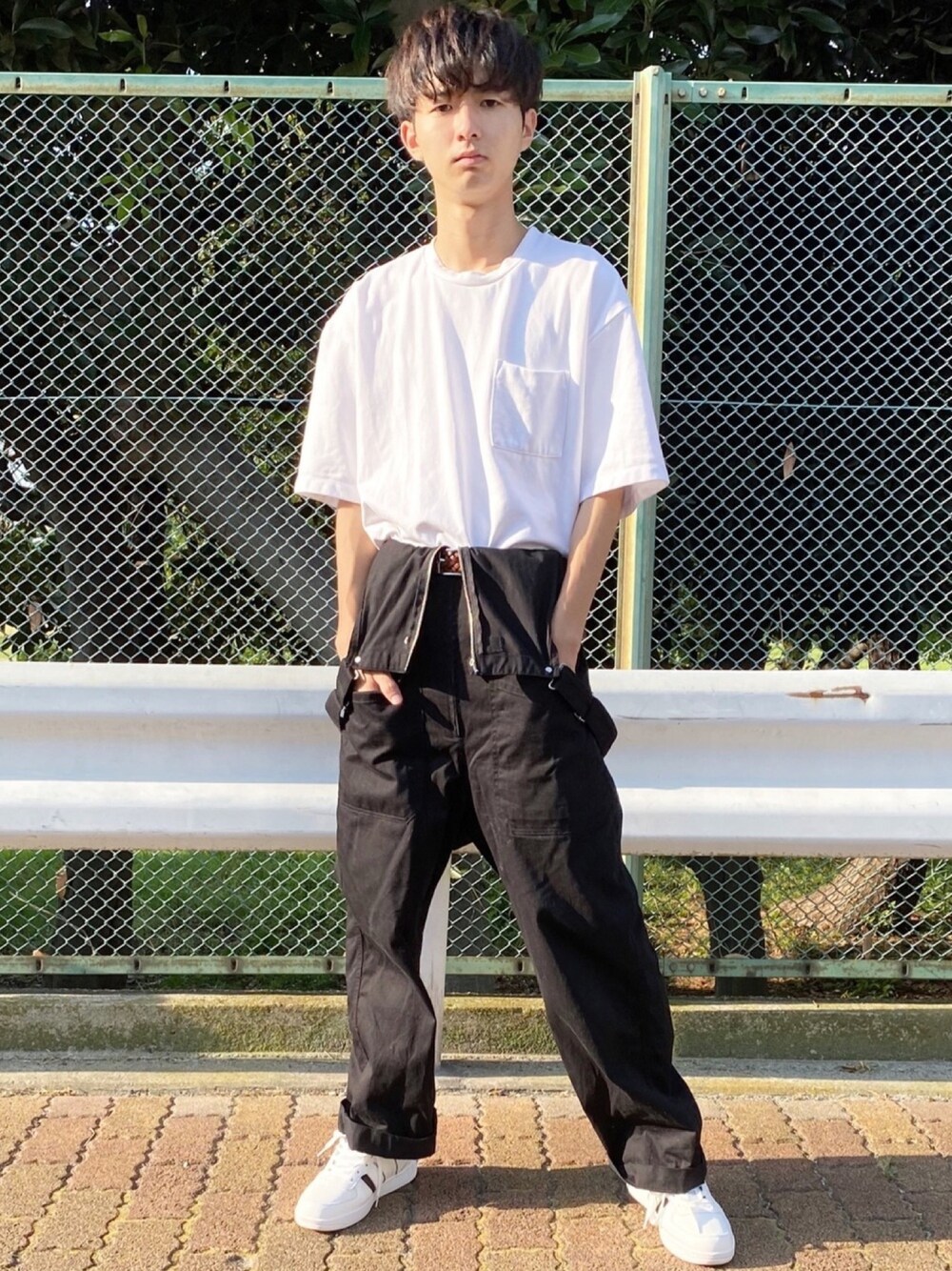 「オーバーサイズ、白スニーカー、モノトーン、オーバーオール、サロペット、ワイドパンツ、リラックススタイル、きれいめカジュアル、タックイン、大学生」｜「GUのアイテム（Tシャツ/カットソー、ホワイト系）」を使った、まささん（メンズ・178cm）の夏コーディネートの1枚目の写真