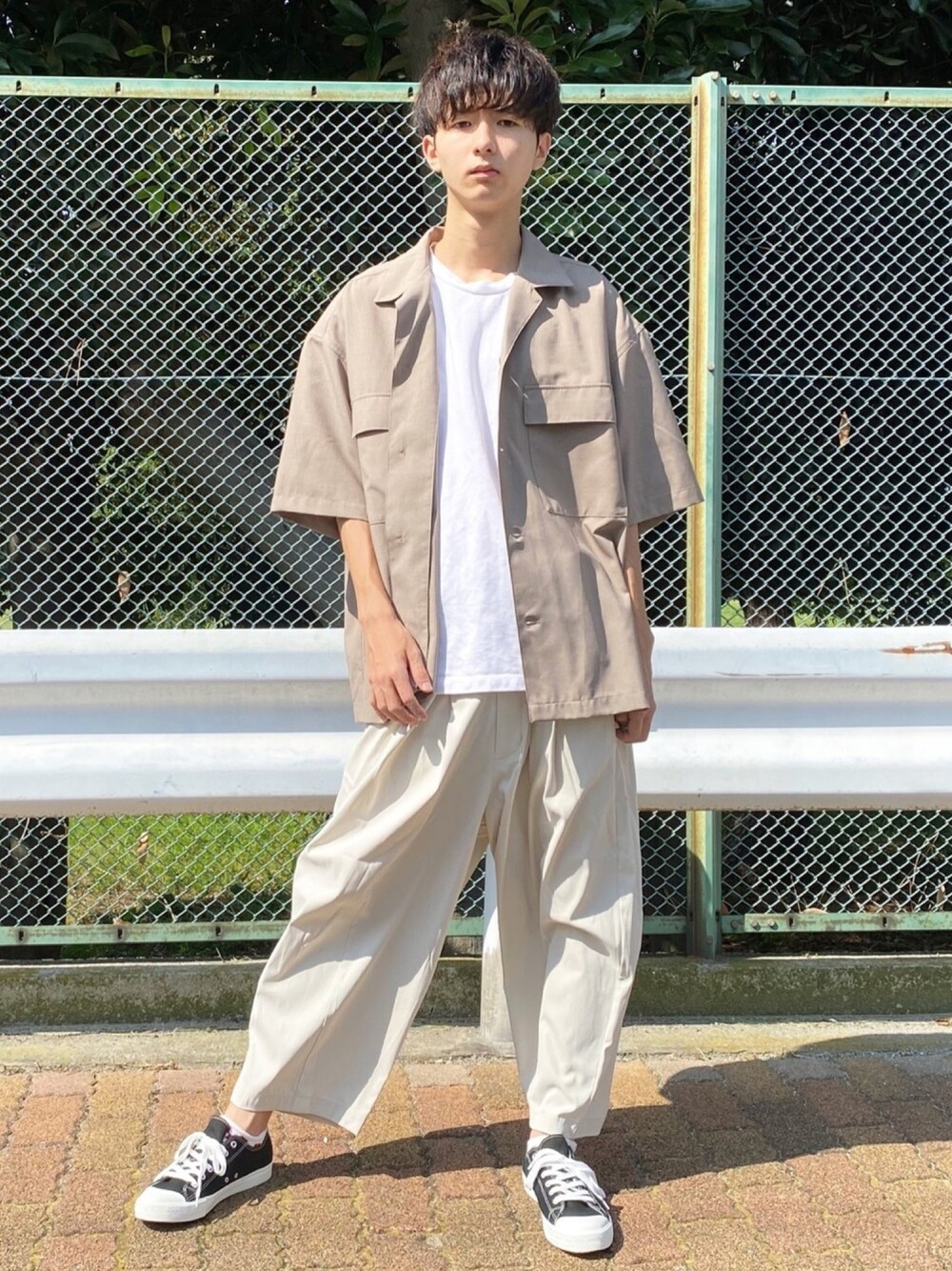 「リラックススタイル、きれいめカジュアル、プチプラ、オーバーサイズ、ワントーンコーデ、ワイドパンツ、GU、ホワイトコーデ、休日スタイル、大学生」｜「GUのアイテム（Tシャツ/カットソー、ホワイト系）」を使った、まささん（メンズ・178cm）の夏コーディネートの1枚目の写真