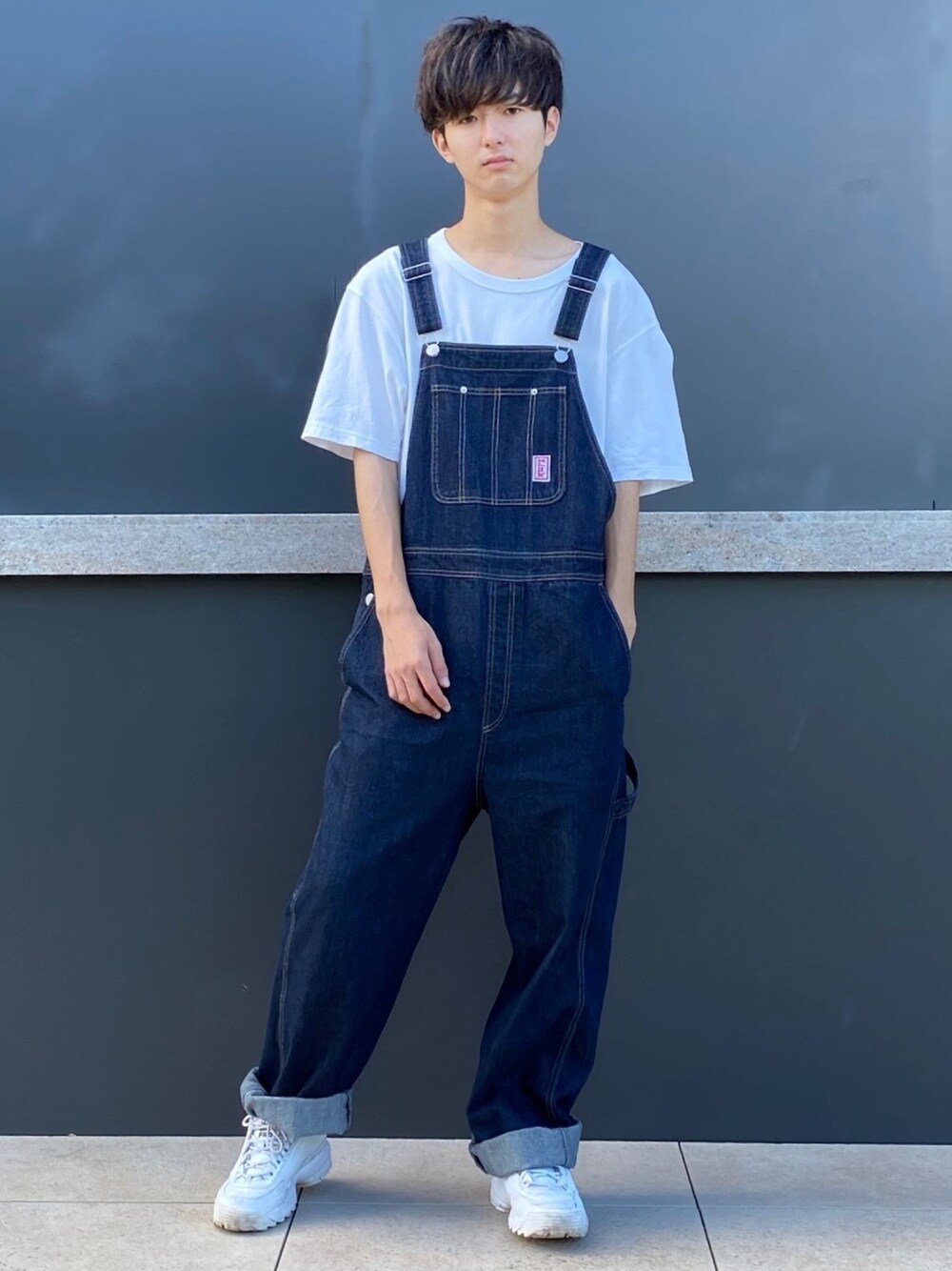 「ペアペア、pairpair、オーバーオール、サロペット、ラブアンドピース2020、白スニーカー、ootd、シンプルコーデ、大学生、カジュアル」｜「UNIQLOのオーバーサイズクルーネックT（半袖）（Tシャツ/カットソー、ホワイト系）」を使った、まささん（メンズ・178cm）の秋コーディネートの1枚目の写真