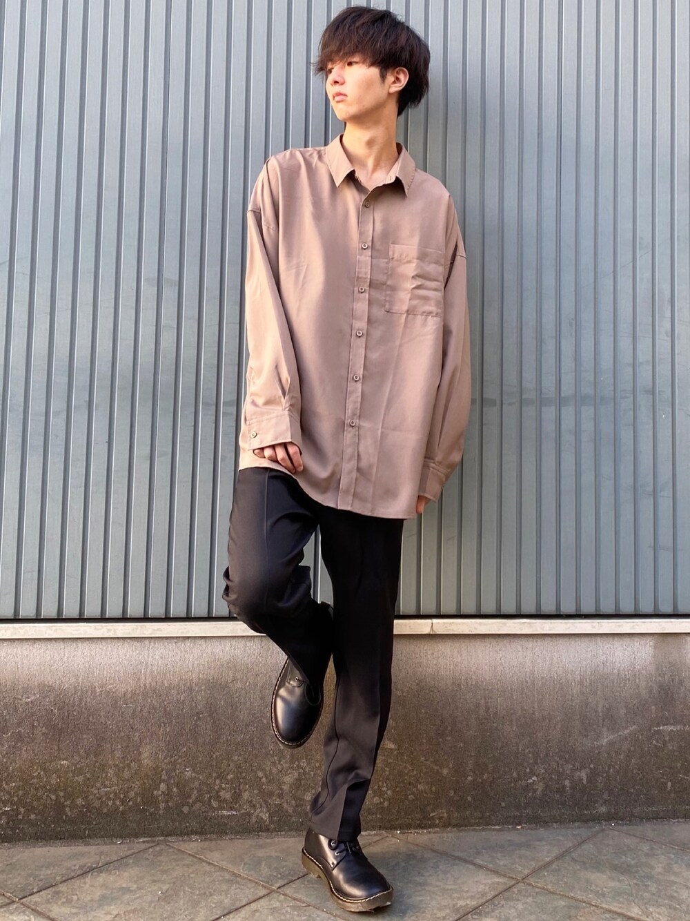 「秋コーデ、ラブアンドピース2020、韓国ファッション、秋服準備はじめました、休日スタイル、ローファー、ブラウン、くすみカラー、秋のカフェオレコーデ、プチプラ」｜「WEGOのWEGO/＊2020秋新作＊イージーケアビッグシルエットシャツ（シャツ/ブラウス、ベージュ系）」を使った、まささん（メンズ・178cm）の秋コーディネートの1枚目の写真