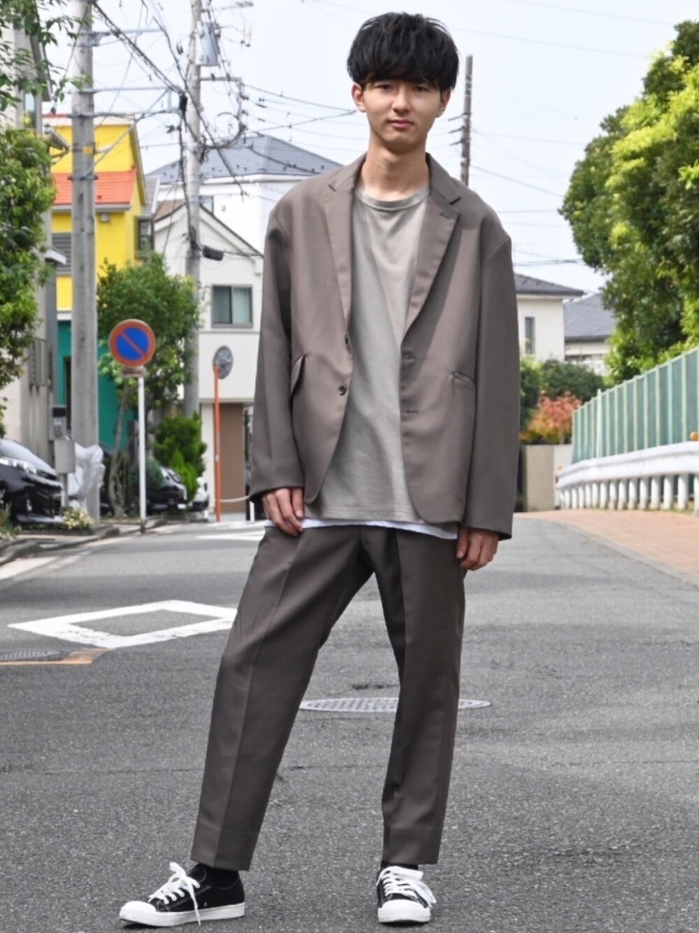 「くすみカラー、秋のマイ旬スタイル、セットアップ、ベージュ、秋コーデ、ワントーンコーデ、スニーカー、休日スタイル、レイヤードスタイル、ビッグシルエット」｜「RAGEBLUEのシルケットフェイクスウェードクルー/840745（Tシャツ/カットソー、グレー系）」を使った、まささん（メンズ・178cm）の秋コーディネートの1枚目の写真