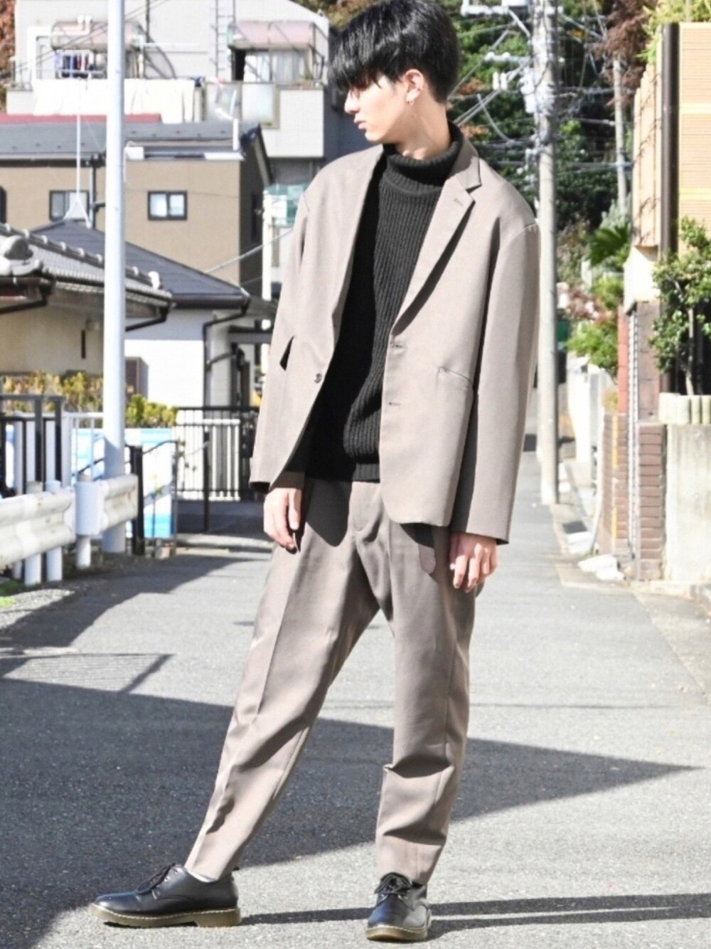 「キレイめ、大人コーデ、セットアップ、ニット、タートルネック、ドレスシューズ、秋コーデ、ベージュ、黒ニット、冬コーデ」｜「WYM LIDNMの【WYM LIDNM】RELAX DRAPE SET-UP/セットアップ（セットアップ、ベージュ系）」を使った、まささん（メンズ・178cm）の秋コーディネートの1枚目の写真