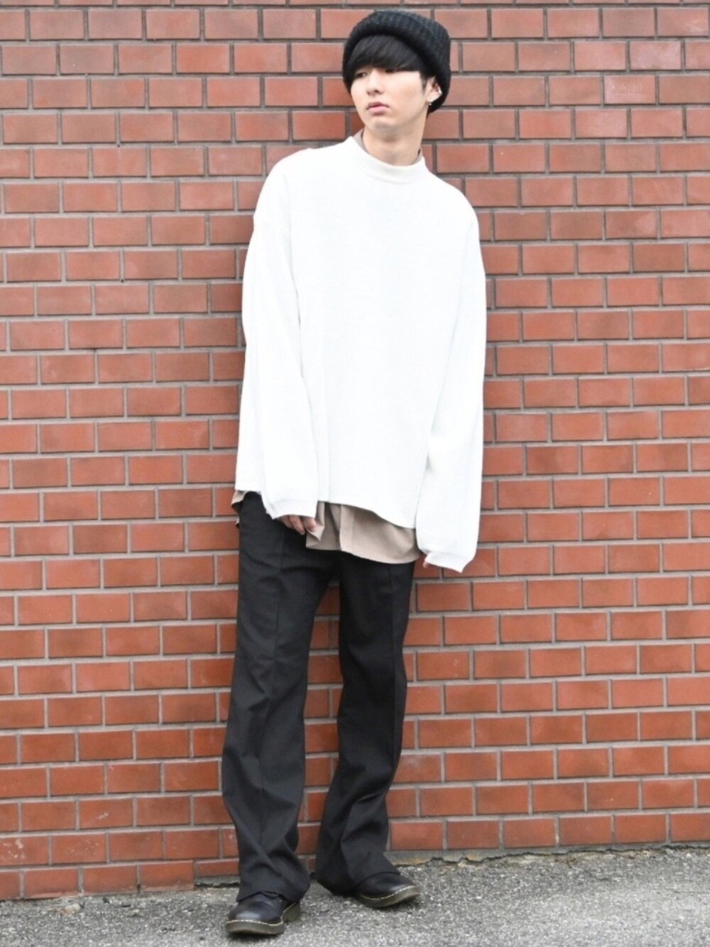 「ニット帽、モックネック、白ニット、レイヤードスタイル、大学生、プチプラ、フレアパンツ、ドレスシューズ、ゆるコーデ、モノトーン」｜「WEGOのWEGO/モックネックビッグシルエットニット（ニット/セーター、ホワイト系）」を使った、まささん（メンズ・178cm）の冬コーディネートの1枚目の写真