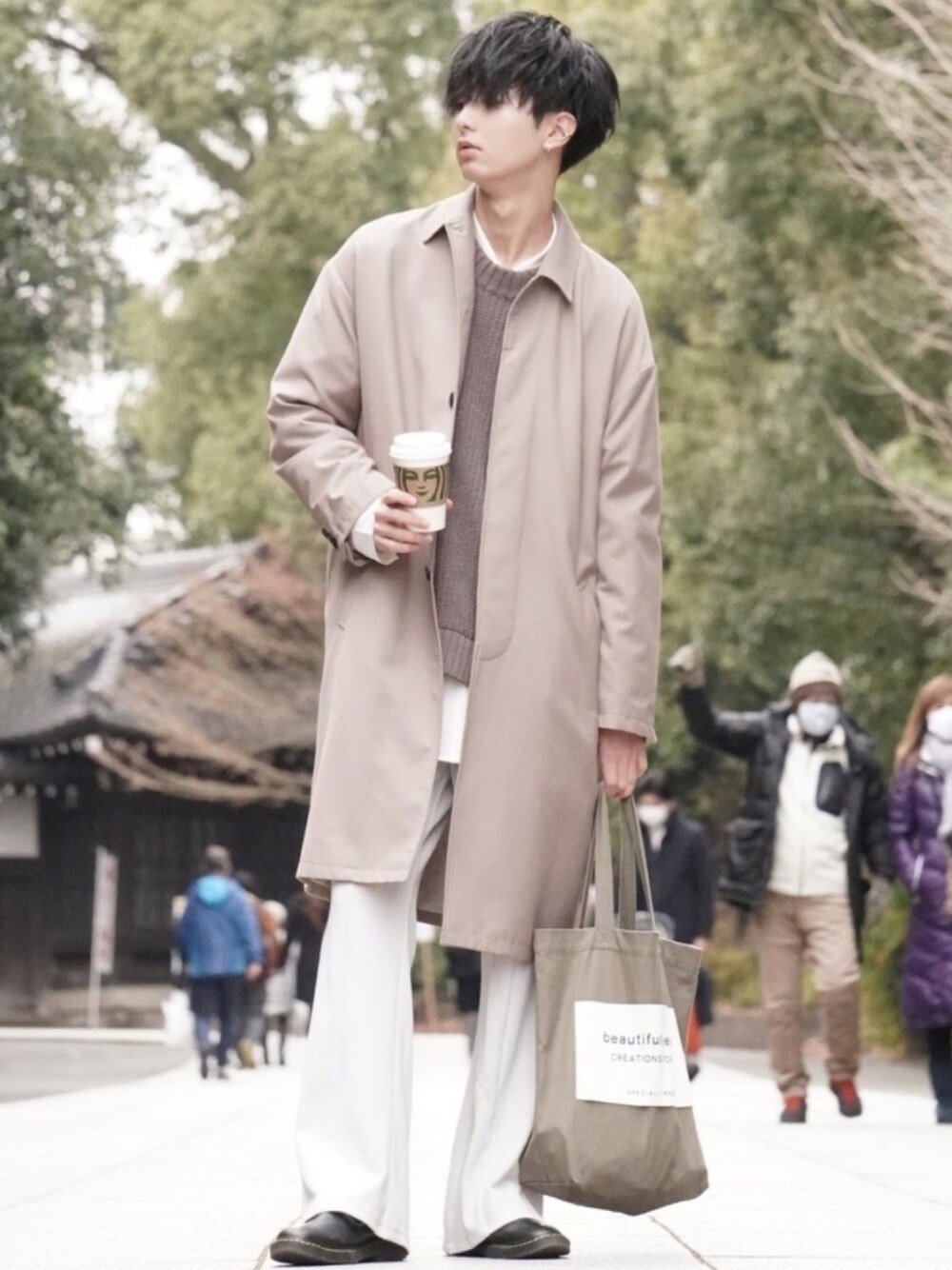 「私の推しブランド、RAGEBLUE、GU、プチプラ、フレアパンツ、ブラウン色に染まれ、白パンツ、大学生、レイヤードスタイル、ステンカラーコート」｜「DOOPZのDOOPZ TRドロップショルダーステンカラーコート（ステンカラーコート、ベージュ系）」を使った、まささん（メンズ・178cm）の冬コーディネートの1枚目の写真