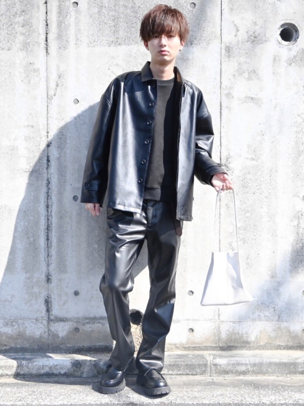 「レザージャケット、レザーパンツ、レザー、セットアップ、オールブラック、ローファー、CREARE LINO、春コーデ、春アウター、モード」｜「CREARE -LINO-の【2021SPRING】PUレザー オーバーサイズ 比翼開きブルゾン（ブルゾン、ブラック系）」を使った、まささん（メンズ・178cm）の冬コーディネートの1枚目の写真