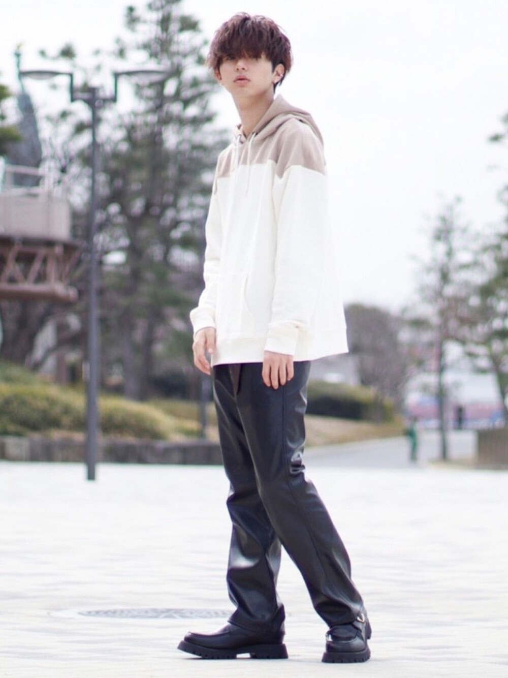 「レザーパンツ、パーカー、CREARE LINO、大学生、きれいめカジュアル、ローファー、休日スタイル、春コーデ、ビックシルエット、プチプラ」｜「CREARE -LINO-の【2021SPRING】ポンチスウェード切替 スウェットパーカー　(ユニセックス)（パーカー、ベージュ系）」を使った、まささん（メンズ・178cm）の春コーディネートの1枚目の写真