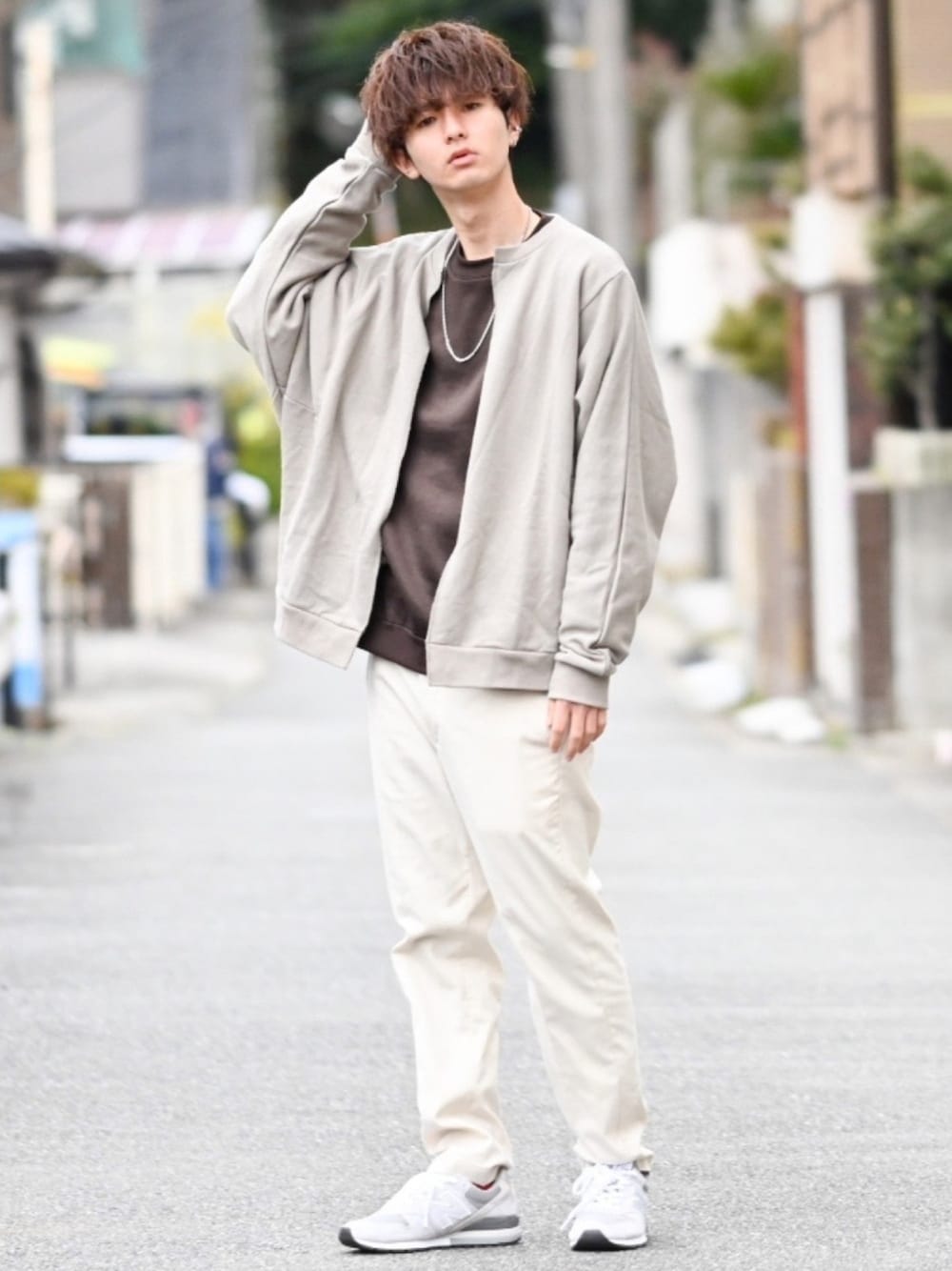 「休日スタイル、カーディガン、スラックス、大学生、白パンツ、春めきシューズ、春コーデ、春アウター、カラーパンツ、くすみカラー」｜「ACE SHOPのバルーンシルエットキリッパカーディガン（カーディガン/ボレロ、グレー系）」を使った、まささん（メンズ・178cm）の春コーディネートの1枚目の写真