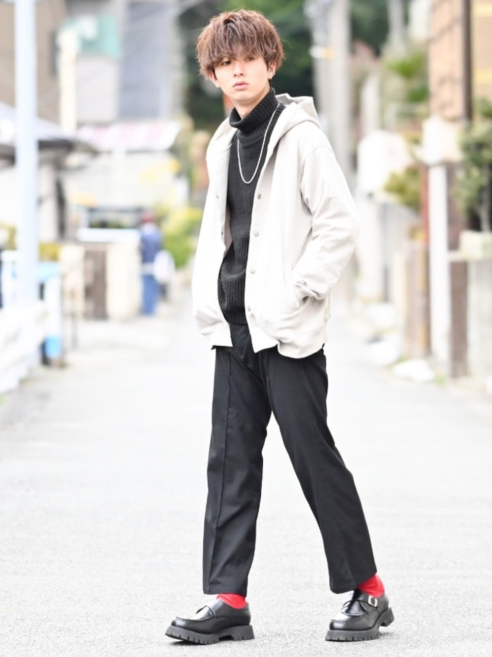 「ローファー、春めきシューズ、春アウター、タートルネック、モード、モノトーン」｜「URBAN RESEARCH DOORSの【一部WEB限定カラー】オーガニックコットン 裏毛スナップパーカー（パーカー、グレー系）」を使った、まささん（メンズ・178cm）の春コーディネートの1枚目の写真