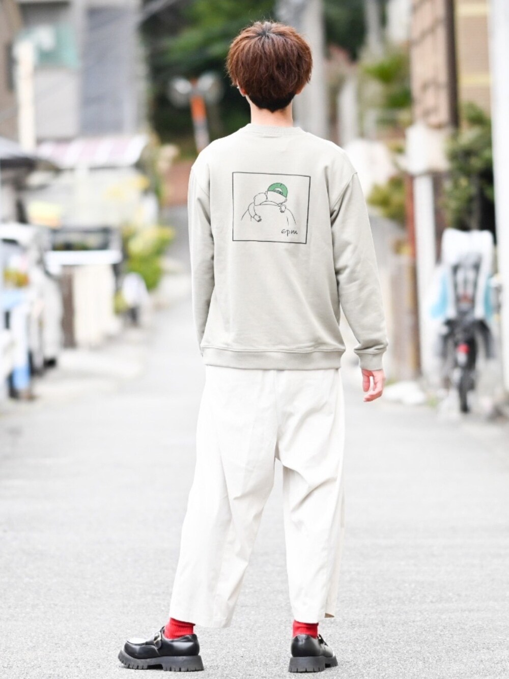 「春めきシューズ、ワイドパンツ、白パンツ、ローファー、大学生、グリーン、パステル映える春、ゆるコーデ、春コーデ、バックプリント」｜「modem designの【WEB限定】【別注】modem design×DOORS　バックプリントスウェット（スウェット、グリーン系）」を使った、まささん（メンズ・178cm）の春コーディネートの1枚目の写真