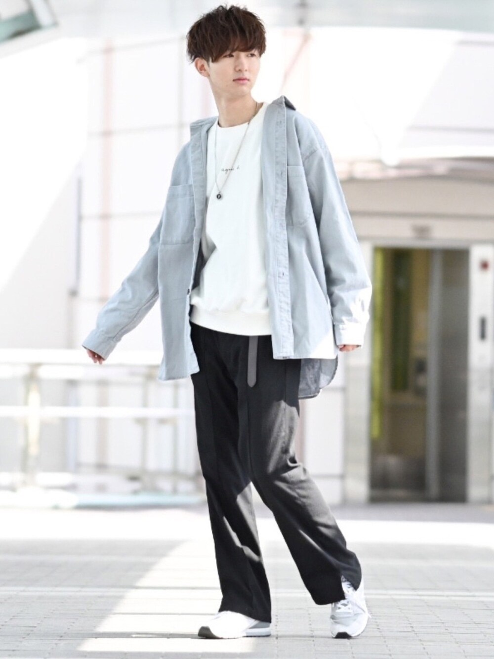 「オーバーサイズ、ビッグシルエット、ブルー、フレアパンツ、スニーカー」｜「SENSE OF PLACE by URBAN RESEARCHのカラーライトジャケット（デニムジャケット、ブルー系）」を使った、まささん（メンズ・178cm）の春コーディネートの1枚目の写真