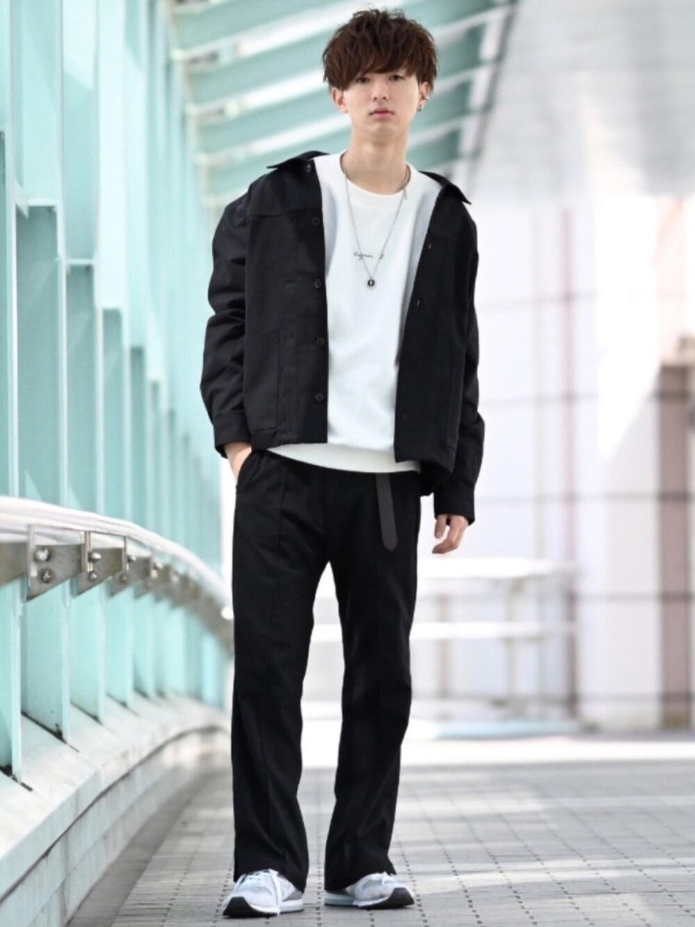 「スニーカー、モノトーン、フレアパンツ、シンプル、大学生、春コーデ、春アウター、厚底シューズ、モノトーンコーデ、ブラック」｜「CREARE -LINO-の【2021SPRING】オーバーサイズ ツイル タックジャケット（デニムジャケット、ブラック系）」を使った、まささん（メンズ・178cm）の春コーディネートの1枚目の写真
