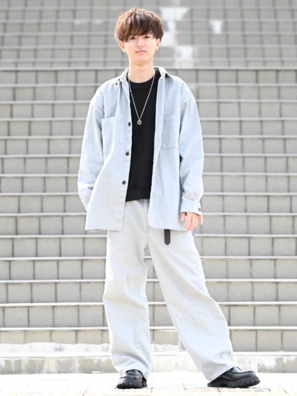 「カラーパンツ、カラージャケット、セットアップ、ワイドパンツ、ローファー、厚底シューズ、休日スタイル、大学生、SENSEOFPLACE、ビッグシルエット」｜「SENSE OF PLACE by URBAN RESEARCHのカラーライトジャケット（デニムジャケット、ブルー系）」を使った、まささん（メンズ・178cm）の春コーディネートの1枚目の写真