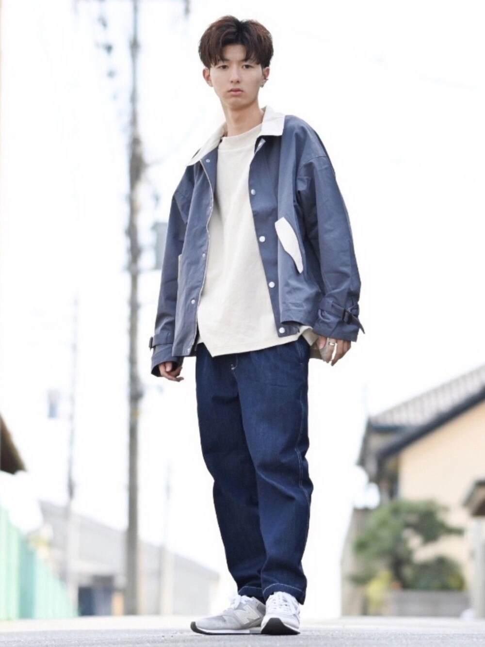 「デニムパンツ、大人カジュアル、大学生、スニーカー、ブルゾン、プチプラ、ブルー、はるコーデ、春コーデ」｜「CASPER JOHNのLow Mock-neck Big T-shirts/ローモックネックビッグT（Tシャツ/カットソー、ベージュ系）」を使った、まささん（メンズ・178cm）の春コーディネートの1枚目の写真