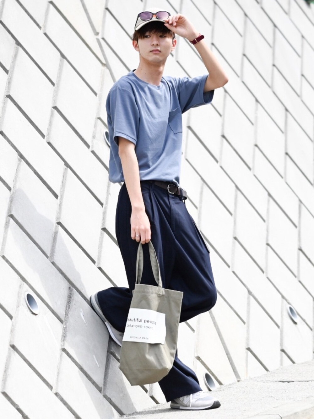 「シンプル、タックイン、サングラス、トートバッグ、キャップ、スニーカー、ワイドパンツ、ブルー、大学生、オーバーサイズ」｜「URBAN RESEARCH DOORSのポンチポケットTシャツ（Tシャツ/カットソー、ブルー系）」を使った、まささん（メンズ・178cm）の春コーディネートの1枚目の写真