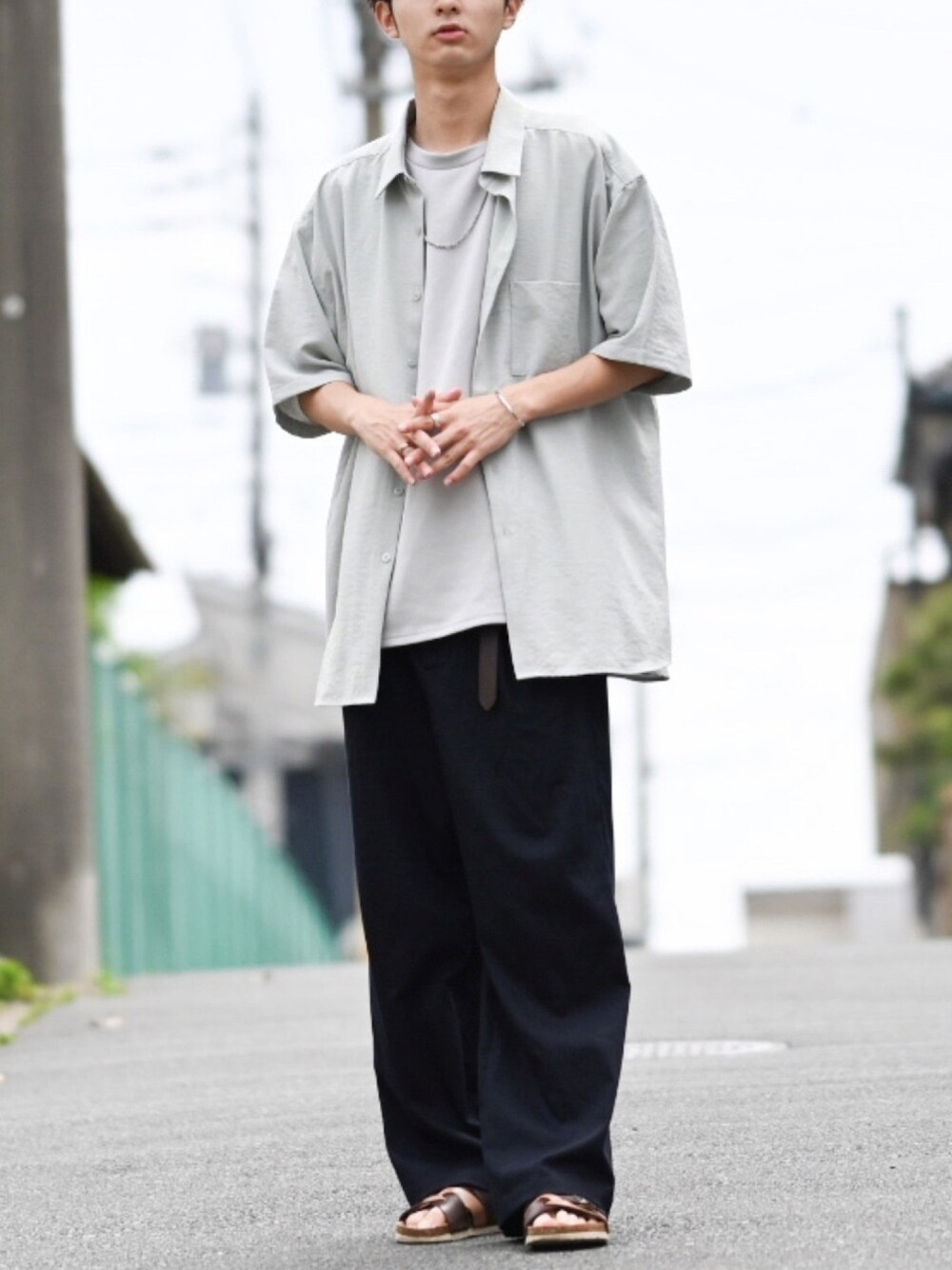 「サンダル、ワイドパンツ、ゆるコーデ、ミントグリーン、大学生、ネイビー、グレー、くすみカラー、シャツスタイル、春夏コーデ」｜「SENSE OF PLACE by URBAN RESEARCHの【XLサイズ/WEB限定】リネンライクレギュラーカラーシャツ（シャツ/ブラウス、グリーン系）」を使った、まささん（メンズ・178cm）の春コーディネートの1枚目の写真