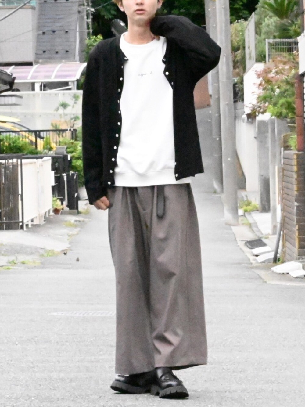 「カーディガン、ワイドパンツ、ローファー、ロゴT、春コーデ、モノトーン、大学生、バギーパンツ、革靴、シンプル」｜「agnes b.のJ000 CARDIGAN　カーディガンプレッション（カーディガン/ボレロ、ブラック系）」を使った、まささん（メンズ・178cm）の春コーディネートの1枚目の写真