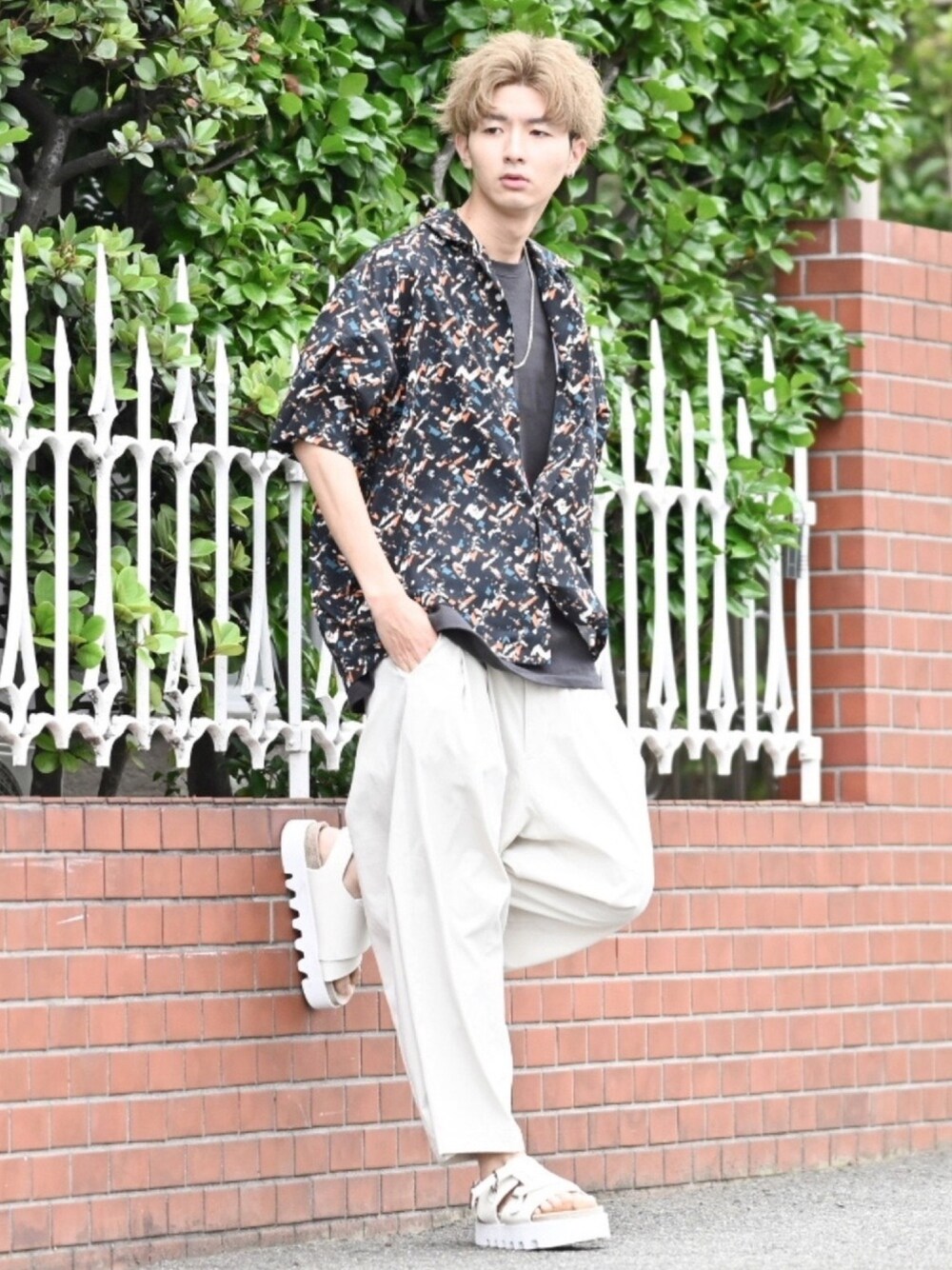「これが私をアゲる服、休日スタイル、柄シャツ、オープンカラーシャツ、ワイドパンツ、白パンツ、厚底サンダル、大学生、ビッグシルエット、シャツスタイル」｜「ITEMS URBANRESEARCHのオープンカラー 総柄半袖シャツ（シャツ/ブラウス、その他）」を使った、まささん（メンズ・178cm）の春コーディネートの1枚目の写真
