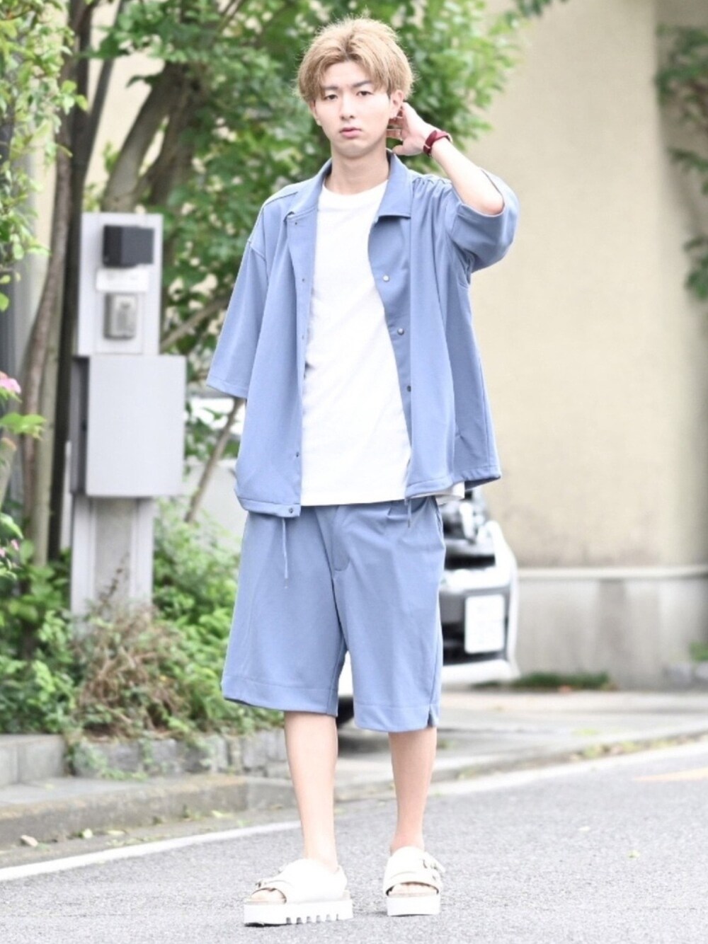 「セットアップ、ショートパンツ、ショーツ、大学生、ブルー、夏コーデ、サンダル、ハーフパンツ、白Tシャツ、シンプルコーデ」｜「URBAN RESEARCH ROSSO MENの【15色展開】USAコットンMYSTANDARD半袖Tシャツ（Tシャツ/カットソー、ホワイト系）」を使った、まささん（メンズ・178cm）の夏コーディネートの1枚目の写真