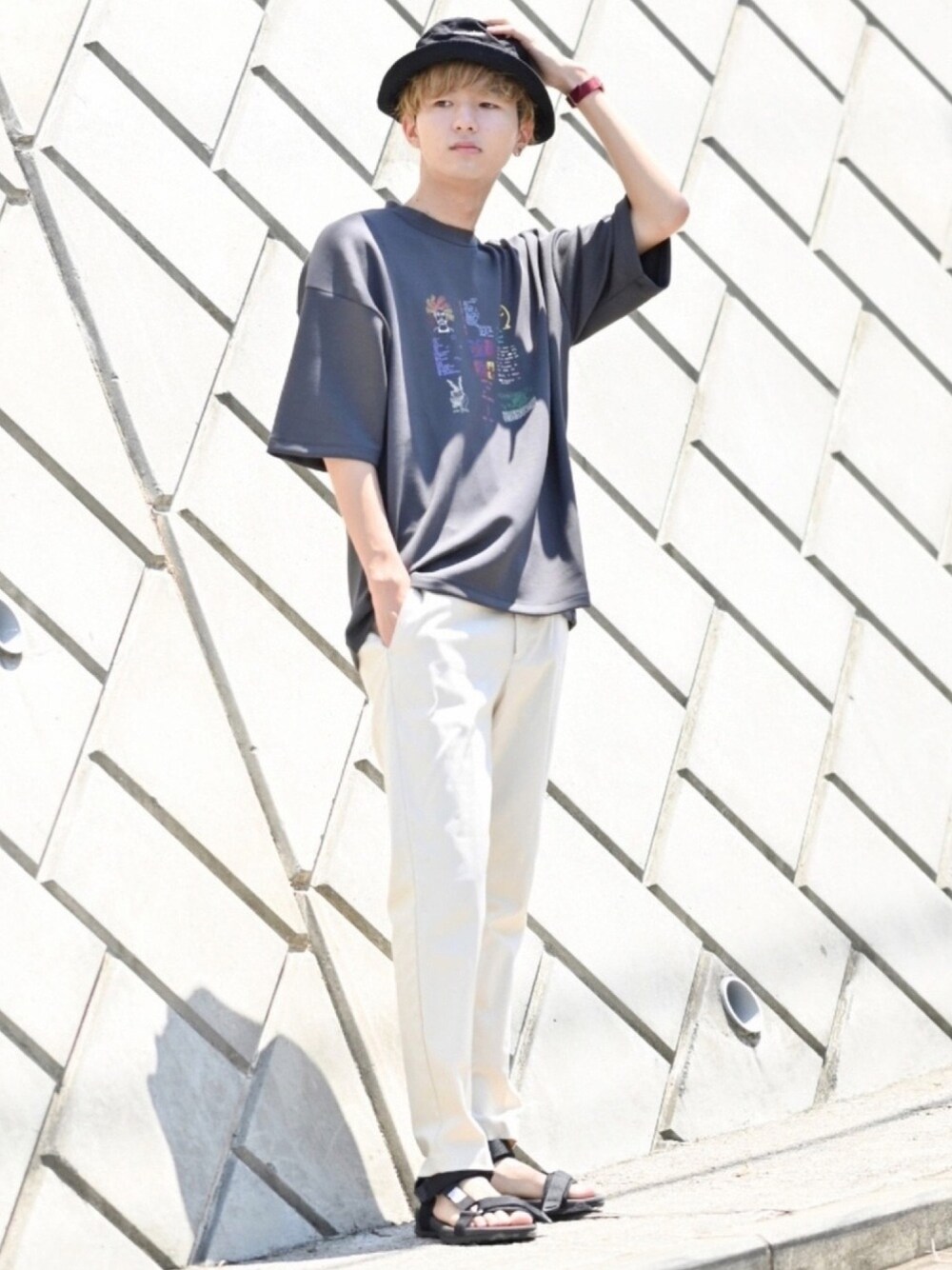 「白パンツ、バケットハット、スポーツサンダル、ロゴT、大学生、休日スタイル、モノトーン、シンプルコーデ、カラーパンツ、きれいめカジュアル」｜「Mark GonzalesのMark Gonzales×SOP　【別注】マークゴンザレスTシャツ(5分袖)B（Tシャツ/カットソー、グレー系）」を使った、まささん（メンズ・178cm）の夏コーディネートの1枚目の写真