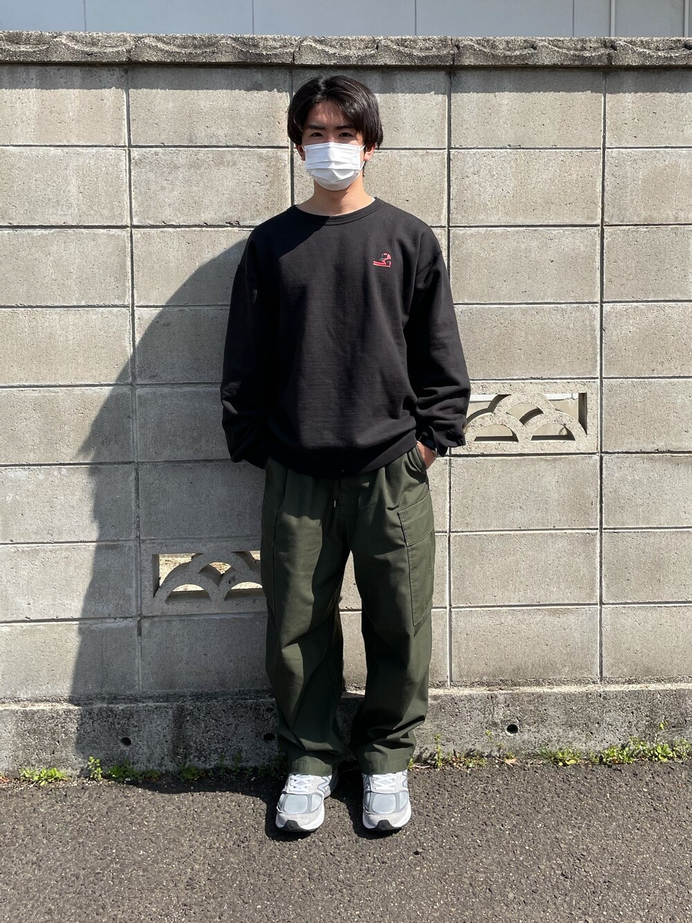 「ミリタリー、カジュアル、New Balance、ビックシルエット、スウェット、カーゴパンツ」｜「坩堝の【坩堝】NICE ART JONES CREW SWEAT（RUTSUBO×ALLRAID)（スウェット、ブラック系）」を使った、ユウスケさん（メンズ・169cm）の春コーディネートの1枚目の写真