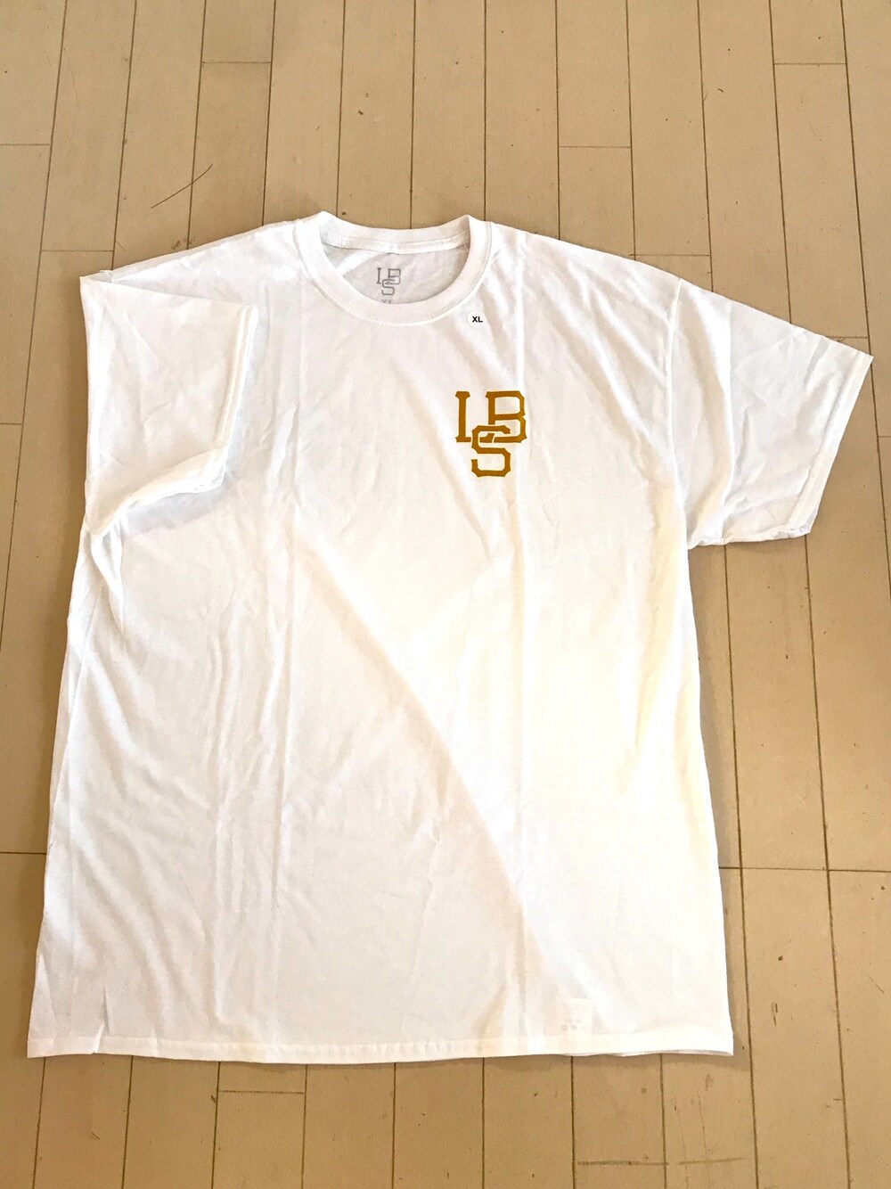 ホワイト系のTシャツ/カットソーを着用したメンズの夏コーディネートの1枚目の写真