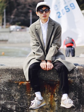 「靴下チラ見せ」｜「アイテム（チェスターコート）」を使った、yuumaさん（メンズ・173cm）の春コーディネート