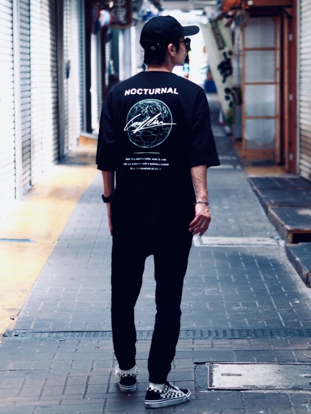 ブラック系のTシャツ/カットソー、ブラック系のデニムパンツ、ブラック系のスニーカーを着用したメンズの夏コーディネートの1枚目の写真