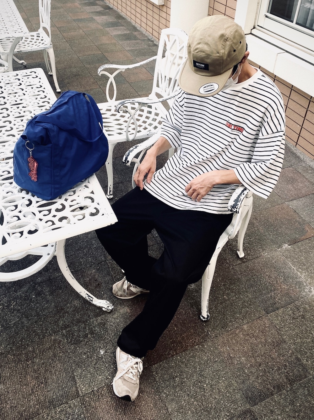 ホワイト系のTシャツ/カットソー、ブラック系のパンツ、グレー系のスニーカーを着用したメンズの秋コーディネートの1枚目の写真