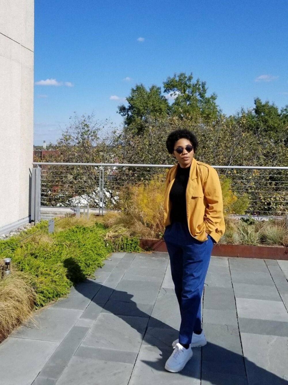 「vintage、mustard yellow、jacket 、pants、Pockets、white shoes、VCU、rooftop、fall」｜「Requirementsのアイテム（テーラードジャケット、ゴールド系）」を使った、Charlieさん（レディース・157cm）の秋コーディネートの1枚目の写真