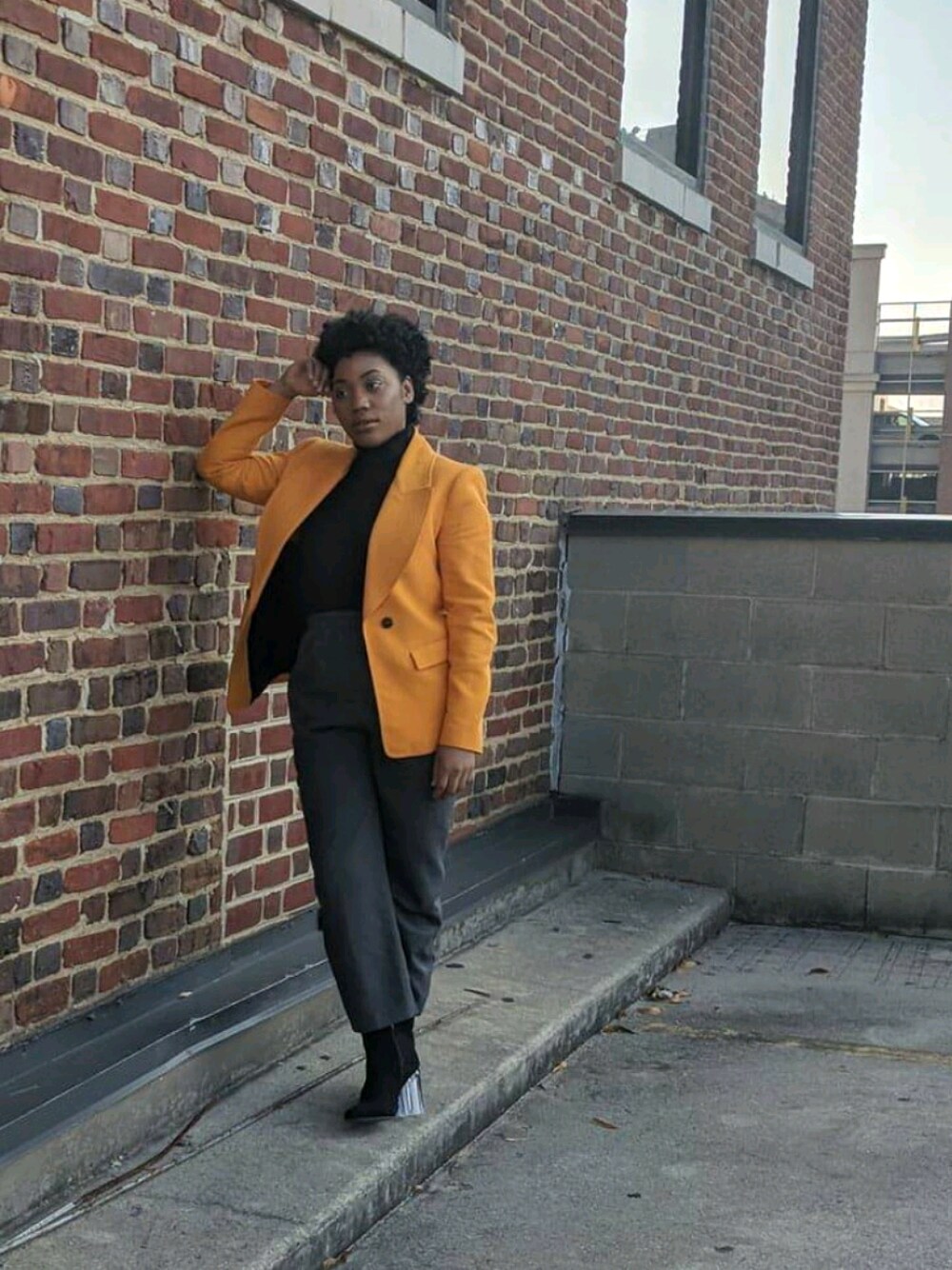 「blazer、fall、fall style、jacket 、color、gold、yellow、streetwear、streetstyle」｜「ZARAのアイテム（テーラードジャケット、ゴールド系）」を使った、Charlieさん（レディース・157cm）の冬コーディネートの1枚目の写真