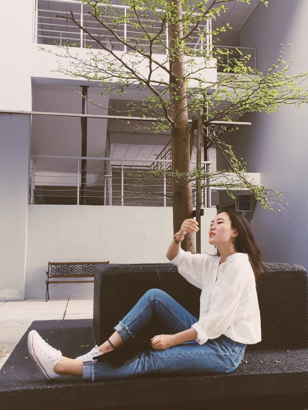 「blouse、oversized blouse、vintage、sneakers」｜「MONKLのアイテム（デニムパンツ、ブルー系）」を使った、Jamieさん（レディース・160cm）の秋コーディネートの1枚目の写真