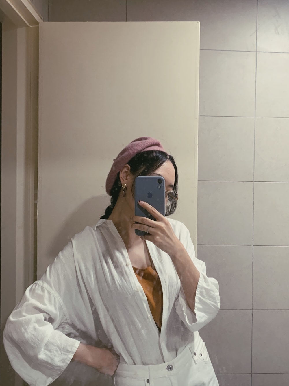 「beret」｜「UNIQLOのアイテム（ビジネスシャツ、ホワイト系）」を使った、Jamieさん（レディース・160cm）の冬コーディネートの1枚目の写真