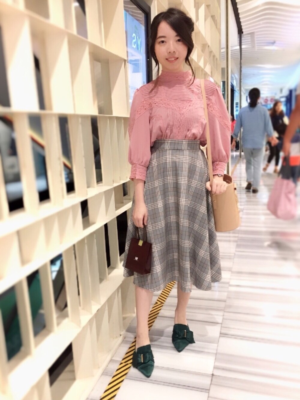 「秋、秋コーデ、休日スタイル、ootd、outfit」｜「RANDAのメタルハンドルバケツバッグ（ハンドバッグ、ベージュ系）」を使った、alicealice0305さん（レディース・153cm）の秋コーディネートの1枚目の写真