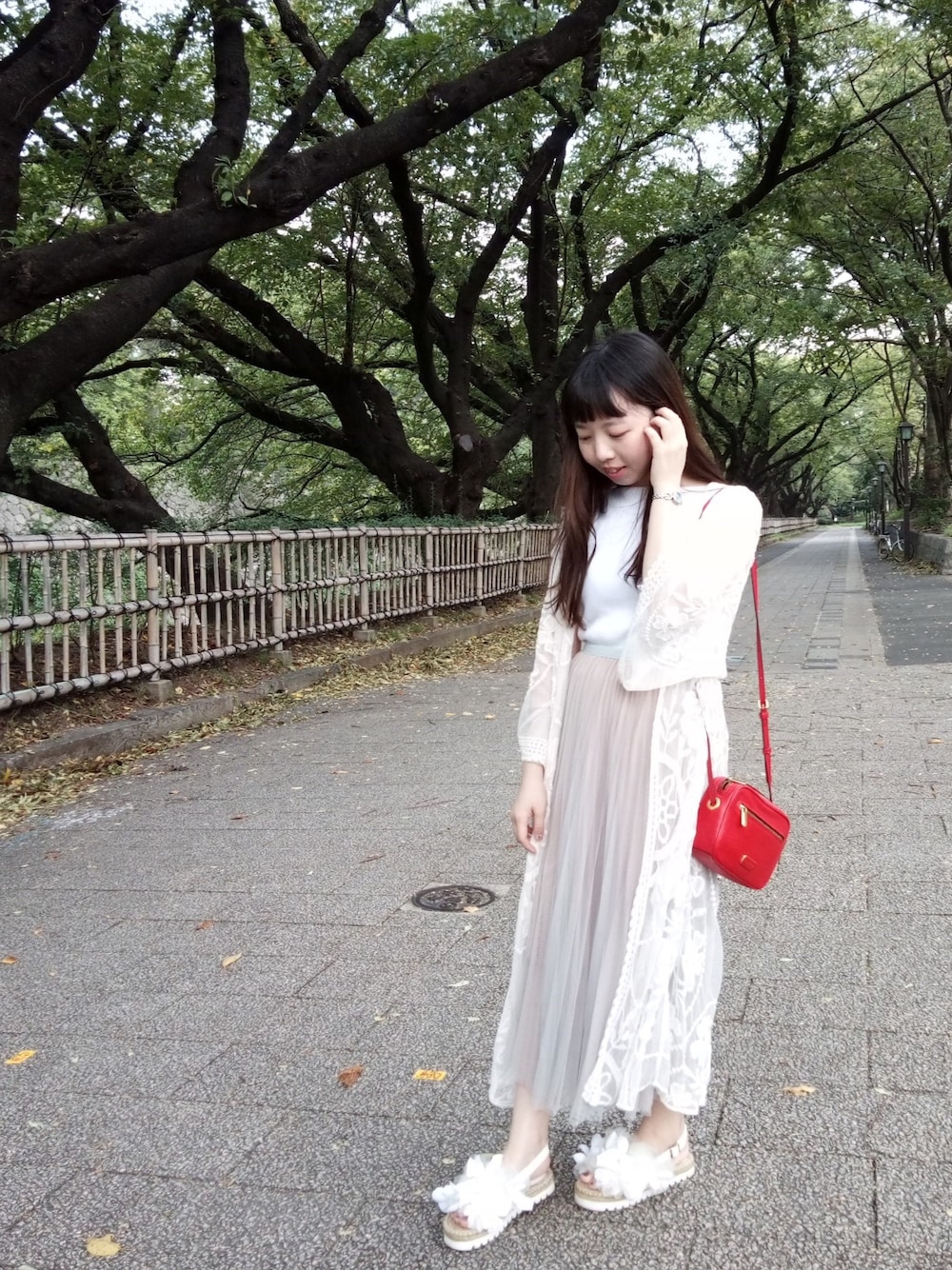「夏、夏コーデ、ootd、outfit、旅行」｜「UNIQLOのアイテム（トップス、ホワイト系）」を使った、alicealice0305さん（レディース・153cm）の秋コーディネートの1枚目の写真