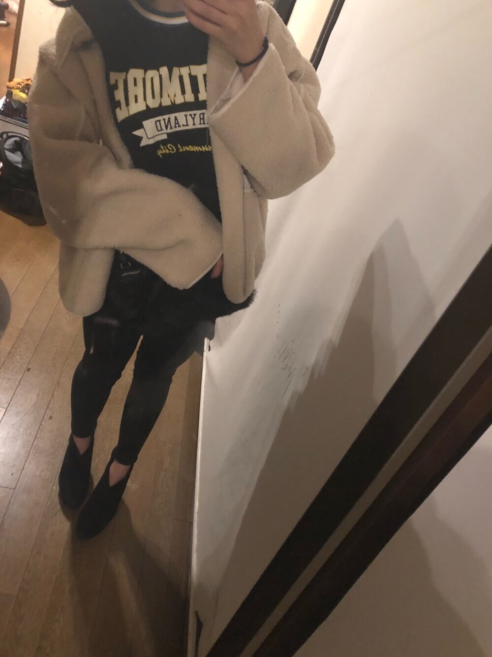 「秋のコーデ、シンプル、黒スキニー、黒Tシャツ、ボア、ボアジャケット、ショートブーツ、もこもこ、ブラックコーデ」｜「chuuのアイテム（パンツ、ブラック系）」を使った、kazuさん（レディース・158cm）の秋コーディネートの1枚目の写真