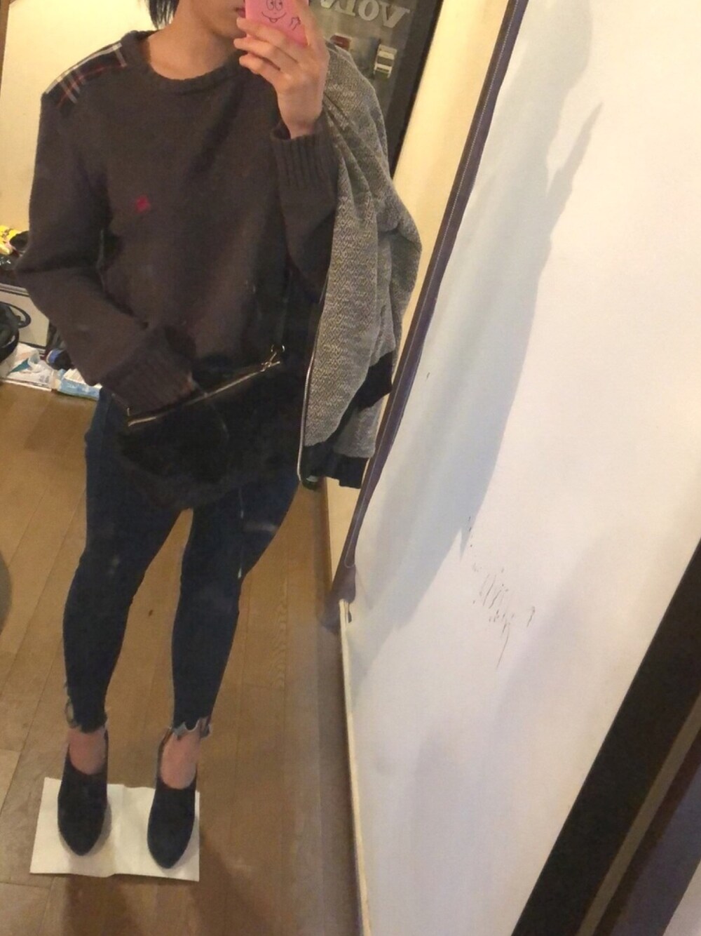 「秋冬コーデ、オトナカジュアル、ニット、burberry、Chuu、スキニーデニム、チェックニット、ショートブーツ」｜「BURBERRYのアイテム（ニット/セーター、グレー系）」を使った、kazuさん（レディース・158cm）の冬コーディネートの1枚目の写真
