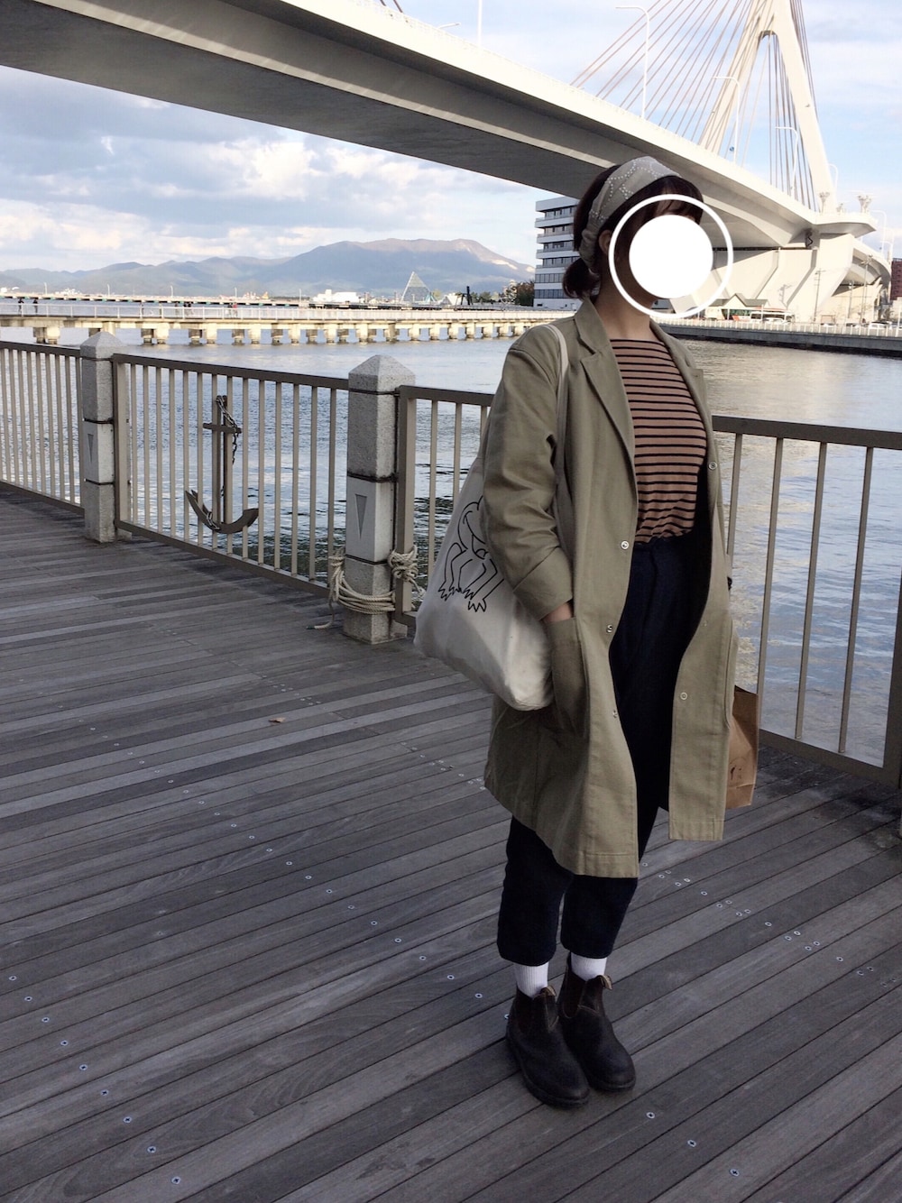 「秋色、パンツスタイル、YAECA、URBAN RESEARCH DOORS、blundstone、UNIQLO」｜「YAECAのアイテム（トートバッグ、ホワイト系）」を使った、nanami kasugaさん（レディース・161cm）の秋コーディネートの1枚目の写真